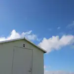 strandhytter-ude-blå-himmel.jpg